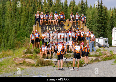 Willkommen-Alaska Zeichen Marker Yukon Territory Kanada Alaska Grenze AK Alaska Highway ALCAN Al kann U S USA beraten Hilfe Aler Stockfoto