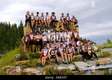 Willkommen-Alaska Zeichen Marker Yukon Territory Kanada Alaska Grenze AK Alaska Highway ALCAN Al kann U S USA beraten Hilfe Aler Stockfoto