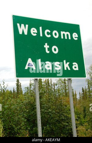 Willkommen Sie bei Alaska Zeichen Markierung am Yukon Territory Kanada und Alaska Grenze AK Alaska Highway ALCAN Al kann U S Vereinigte Staaten Stockfoto