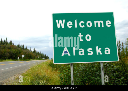 Willkommen Sie bei Alaska Zeichen Markierung am Yukon Territory Kanada und Alaska Grenze AK Alaska Highway ALCAN Al kann U S Vereinigte Staaten Stockfoto