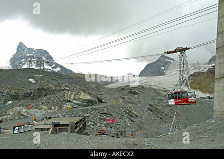 Trockener Steg ist die Mittelstation auf die Seilbahn System verbindet Zermatt mit dem Matterhorn Glacier Paradise Stockfoto