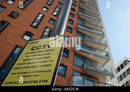 CCTV-Warnschild auf eine Lampost durch ein Hochhaus von Luxuswohnungen in Putney, an der Themse in London, england Stockfoto