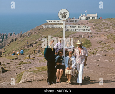 Besucher aus Frinton posieren für ein Erinnerungsfoto unter den Lands End-Zeichen im Jahr 1975 Stockfoto