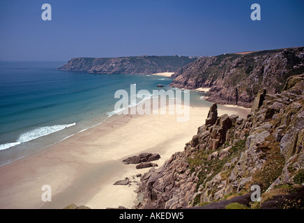 Einsamen weiße Sandstränden unter Logan Felsen und Klippen, die östlich von Porthcurno in der Nähe von Lands End Cornwall Stockfoto