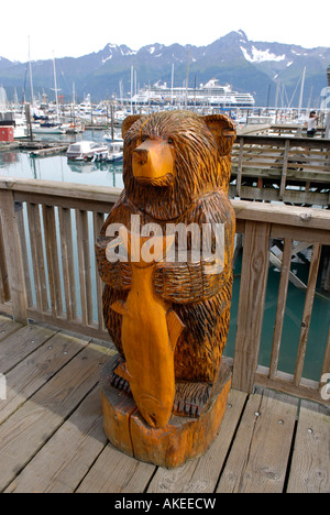 Geschnitzten Bären Lachs steht im öffentlichen Boot Hafen Dock Bereich Seward Alaska AK U S USA Kenai-Halbinsel Resurrection Bay Stockfoto