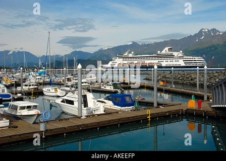 Kreuzfahrtschiff angedockt in öffentlichen Hafen in Seward Alaska AK U S USA Kenai-Halbinsel Resurrection Bay Stockfoto