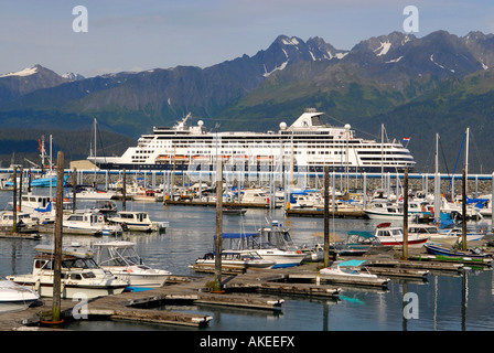 Kreuzfahrtschiff angedockt in öffentlichen Hafen in Seward Alaska AK U S USA Kenai-Halbinsel Resurrection Bay Stockfoto