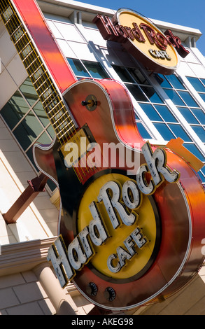 Legendäres Guitar Sign on Hard Rock Cafe in Niagara Falls, Kanada, unter einem hellblauen Himmel. Stockfoto