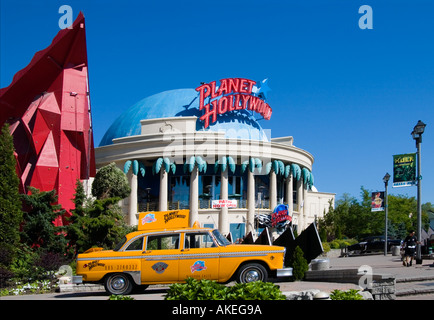 Taxi parkte vor dem Planet Hollywood Niagara Falls, Kanada. Stockfoto