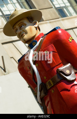 Statue eines Kanadischen Mountie an den Niagarafällen, Kanada, symbolisiert das kanadische Erbe und die Royal Canadian Mounted Police. Stockfoto