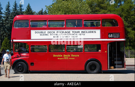 Roter Doppeldeckerbus an den Niagarafällen, Kanada, bietet Touristen eine malerische Fahrt in der Nähe der berühmten Wasserfälle. Stockfoto