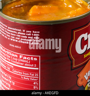 Nährwerte auf der geöffneten Dose mit klobiger Campbell's Soup. USA Stockfoto