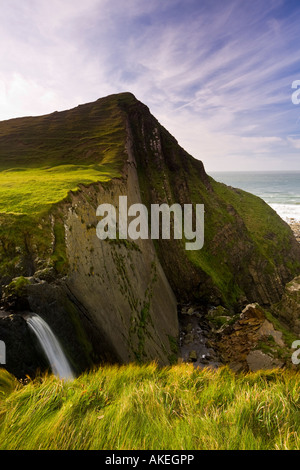 Die dramatischen Klippen und Wasserfall bei Spekes Mühle Mund auf North Devon Küste England UK Stockfoto