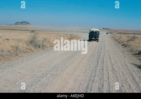 Toyota Landcruiser Autofahren über die Ebene der Serengeti in Tansania Ostafrika folgt ein zweites Auto in der Ferne Stockfoto