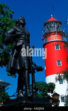 Kaliningrad, Baltijsk (Pillau), 1997 Errichtetes Denkmal von Zar Peter Dem Grossen Beim 32 m Hohen Leuchtturm (Majak), der 1813 Stockfoto