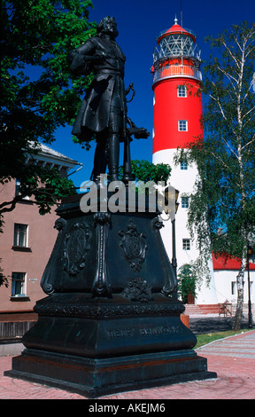 Kaliningrad, Baltijsk (Pillau), 1997 Errichtetes Denkmal von Zar Peter Dem Grossen Beim 32 m Hohen Leuchtturm (Majak), der 1813 Stockfoto