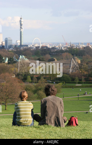 Paar in Primrose Hill Park mit Blick über London Regents Park Stockfoto