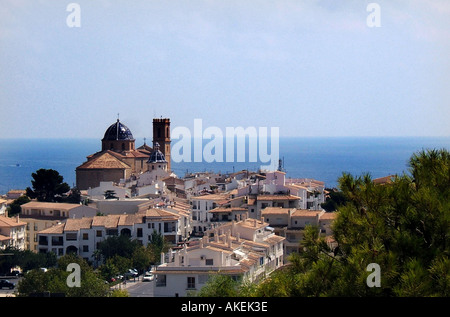 Altea Dorf auf einem Hügel am Meer malerischen weißen Häusern blaue Kirchenkuppel Alicante Valencia, Spanien Stockfoto