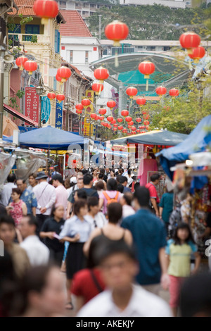 Menge zu Fuß in einem Straßenmarkt in einer Stadt, Chinatown, Singapur Stockfoto