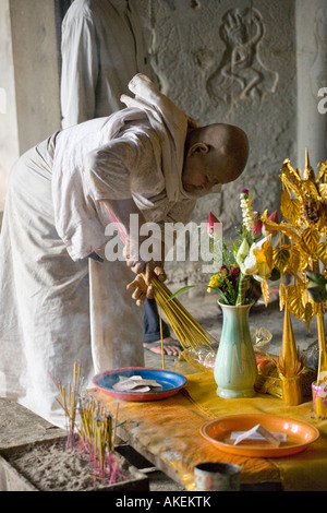 Nonne kümmert sich um die Räucherstäbchen, Angkor Wat, Angkor, Kambodscha Stockfoto