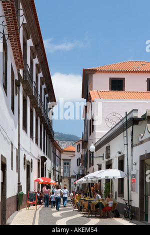 Cafés und Geschäfte in der Innenstadt, Funchal, Madeira, Portugal Stockfoto