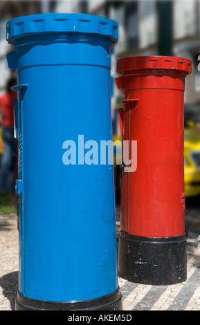 Post Boxen auf dem Bürgersteig auf der Avenida Arriaga, Funchal, Madeira, Portugal Stockfoto