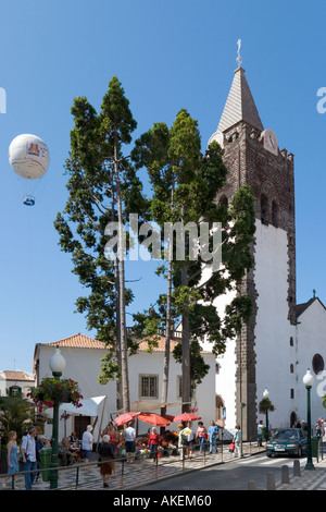 Kathedrale und Verkäufern mit dem Madeira-Ballon in den Hintergrund, Funchal, Madeira, Portugal Stockfoto