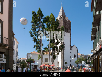 Kathedrale (Se) mit dem Madeira-Ballon im Hintergrund, Funchal, Madeira, Portugal Stockfoto