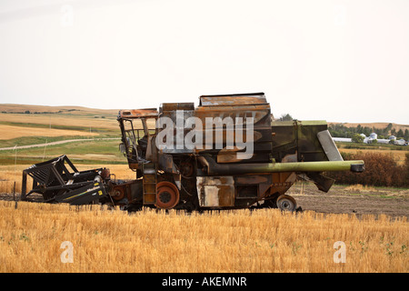 Rosten kombinieren in einem Feld von Saskatchewan demontiert Stockfoto