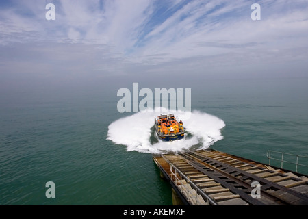 Start der Cromer RNLI Tyne Klasse ALB Rettungsboot Stockfoto