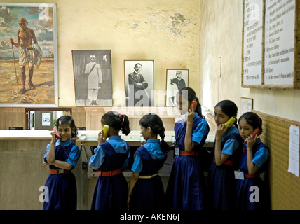 Junge Schüler eine Audioaufnahme von Mahatma Gandhi zu hören. Gandhi Nationalmuseum. Raj Ghat. Neu-Delhi. Indien Stockfoto