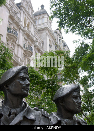 Detail des Vivien Mallocks Royal Tank Regiment Memorial, Kreuzung von Whitehall Place und Whitehall Court in London, England. Stockfoto