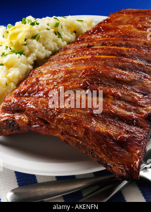 Eine ganze Rack mit amerikanischen Schweinefleisch Spareribs redaktionelle Essen Stockfoto