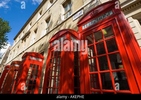 4 vier rote Telefonzellen in Zeile London England uk Stockfoto