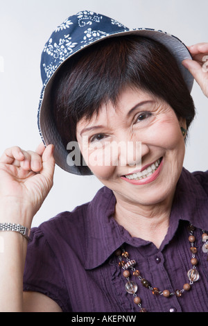 Portrait einer älteren Frau lächelnd Stockfoto