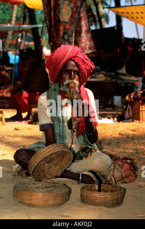 Indien, Goa, District Bardez, Anjuna, Schlangenbeschwörer bin Hippie-Flohmarkt Stockfoto
