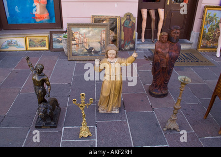 Ljubljana, Artikel zum Verkauf an Sonntag Antikmarkt auf den Straßen der Altstadt Stockfoto