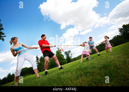 Tauziehen zwischen Eltern und Kindern Stockfoto