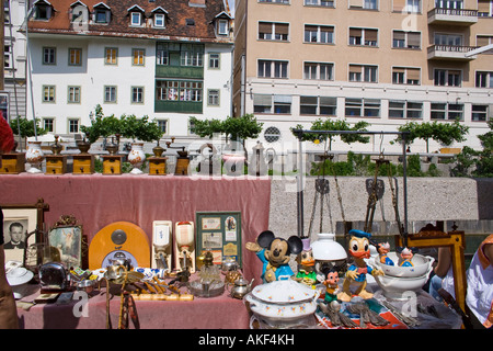 Ljubljana, Artikel zum Verkauf an Sonntag Antikmarkt auf den Straßen der Altstadt Stockfoto