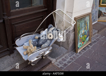 Ljubljana, Artikel zum Verkauf an Sonntag Antikmarkt auf den Straßen der Altstadt Stockfoto