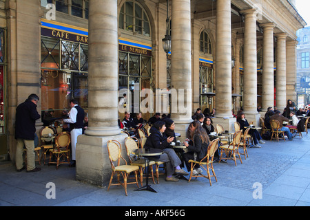 Frankreich Paris Palais Royal Cafe Le Nemours Menschen Stockfoto