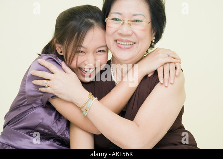 Porträt von einer älteren Frau und ihre Tochter lächelnd Stockfoto