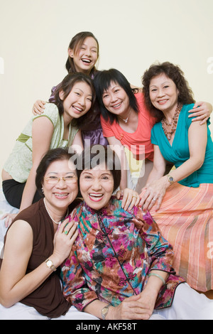 Porträt von drei Frauen in Führungspositionen und eine reife Frau lächelnd mit einer jungen Frau Stockfoto