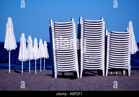 Sonnenliegen am Strand gestapelt Stockfoto