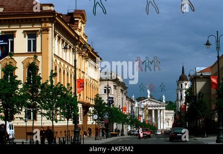 Osteuropa, Litauen, Vilnius, Blick Durch Die Hauptstrasse Gedimino Prospekt Auf sterben Erzbischöfliche Kathedrale Stockfoto