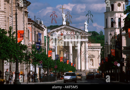 Vilnius, Blick Durch Die Hauptstrasse Gedimino Prospekt Auf sterben Erzbischöfliche Kathedrale Und Den Freistehenden anschließend Stockfoto