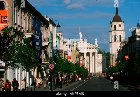 Vilnius, Blick Durch Die Hauptstrasse Gedimino Prospekt Auf sterben Erzbischöfliche Kathedrale Und Den Freistehenden anschließend Stockfoto