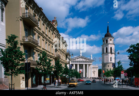 Vilnius, Blick Durch Die Hauptstrasse Gedimino Prospekt Auf sterben Erzbischöfliche Kathedrale Und Den Freistehenden anschließend Stockfoto