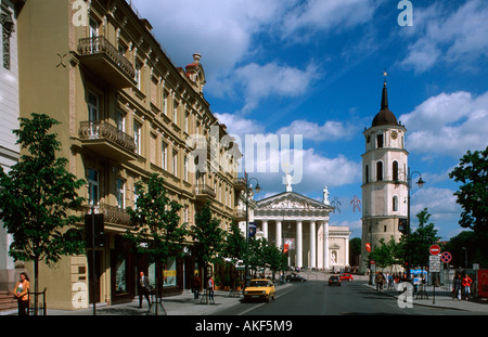 Vilnius, Blick Durch Die Hauptstrasse Gedimino Prospekt Auf sterben Erzbischöfliche Kathedrale Und Den Freistehenden anschließend Stockfoto