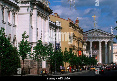 Osteuropa, Litauen, Vilnius, Blick Durch Die Hauptstrasse Gedimino Prospekt Auf sterben Erzbischöfliche Kathedrale Stockfoto